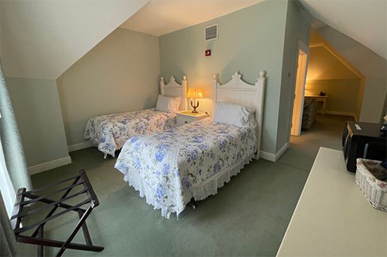 Photo of a bedroom the Gatehouse on Shadyside Campus with two twin beds
