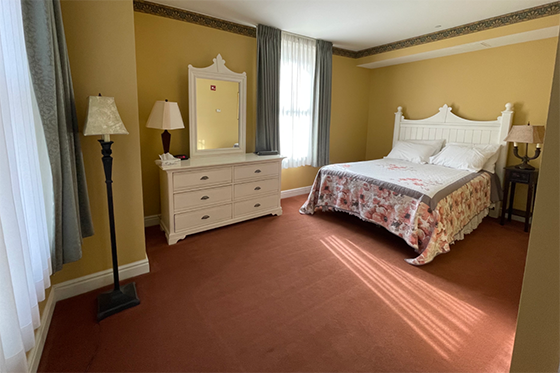 Photo of a bedroom the Gatehouse on Shadyside Campus with a queen bed